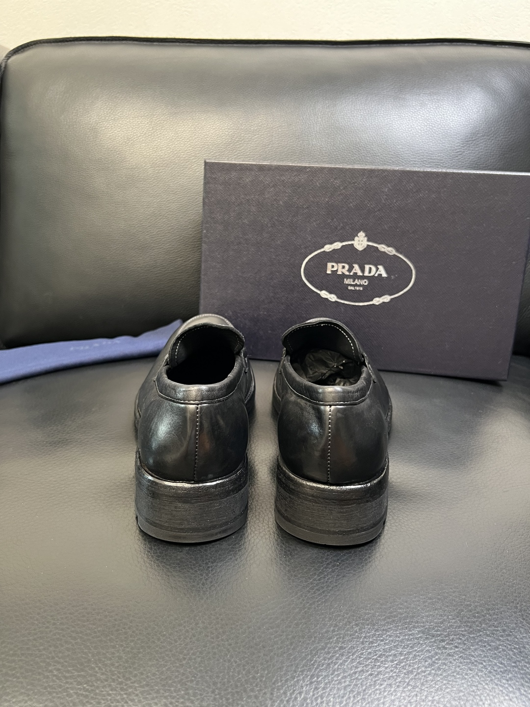 Prada 顶级工艺品，普拉达 专柜同步，原厂配置意大利进口水洗马皮面料，进口牛皮内里垫，透气舒适，鞋底