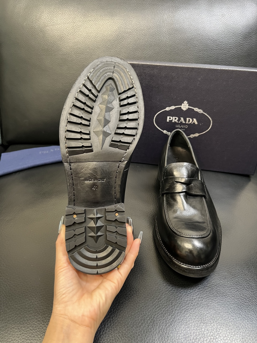 Prada 顶级工艺品，普拉达 专柜同步，原厂配置意大利进口水洗马皮面料，进口牛皮内里垫，透气舒适，鞋底