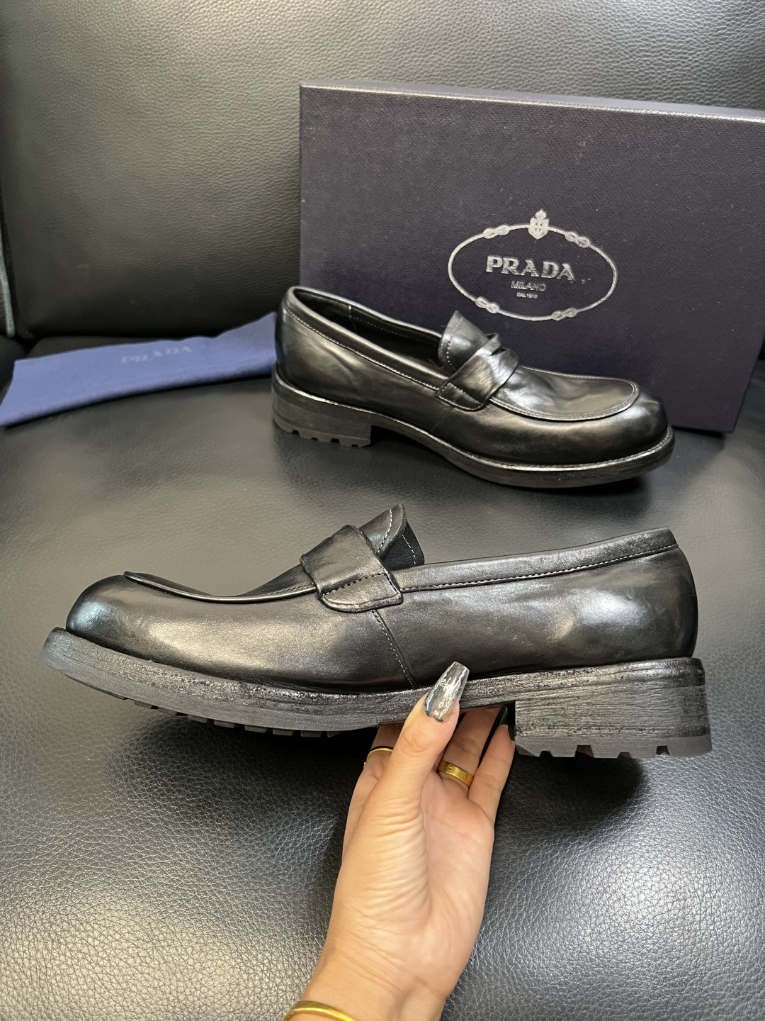 Prada 顶级工艺品，普拉达 专柜同步，原厂配置意大利进口水洗马皮面料，进口牛皮内里垫，透气舒适，鞋底