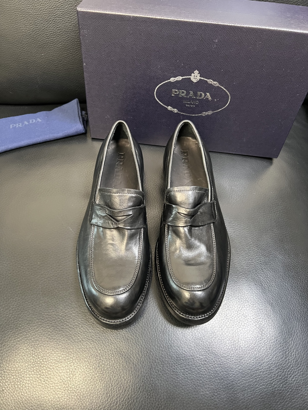 Prada 顶级工艺品，普拉达 专柜同步，原厂配置意大利进口水洗马皮面料，进口牛皮内里垫，透气舒适，鞋底