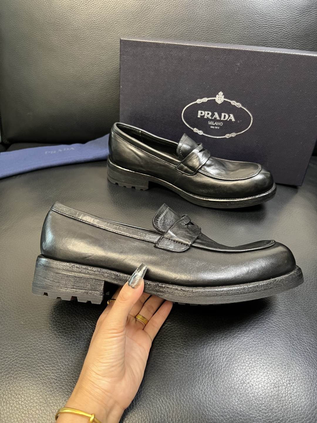 Prada 顶级工艺品，普拉达 专柜同步，原厂配置意大利进口水洗马皮面料，进口牛皮内里垫，透气舒适，鞋底
