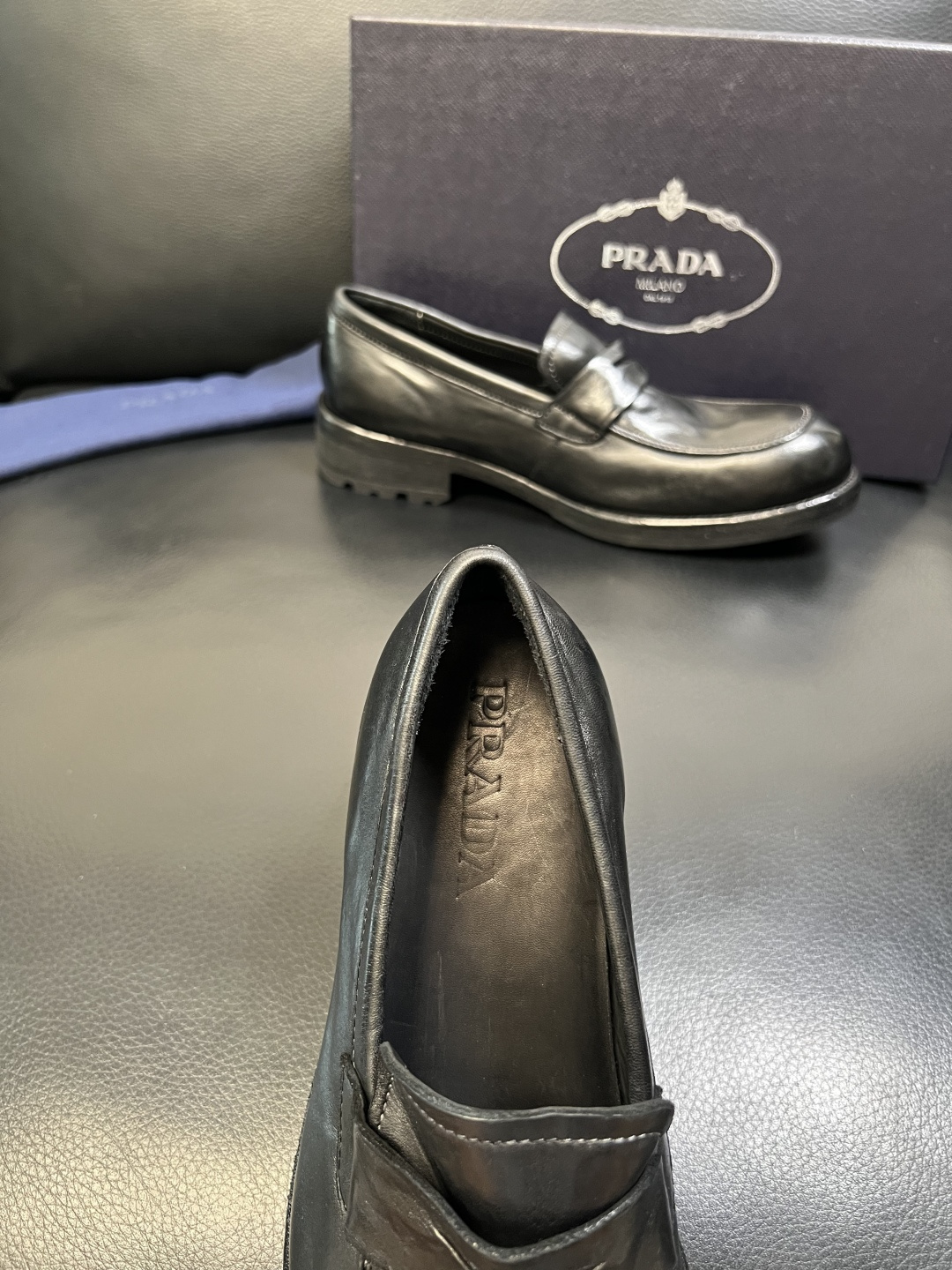 Prada 顶级工艺品，普拉达 专柜同步，原厂配置意大利进口水洗马皮面料，进口牛皮内里垫，透气舒适，鞋底