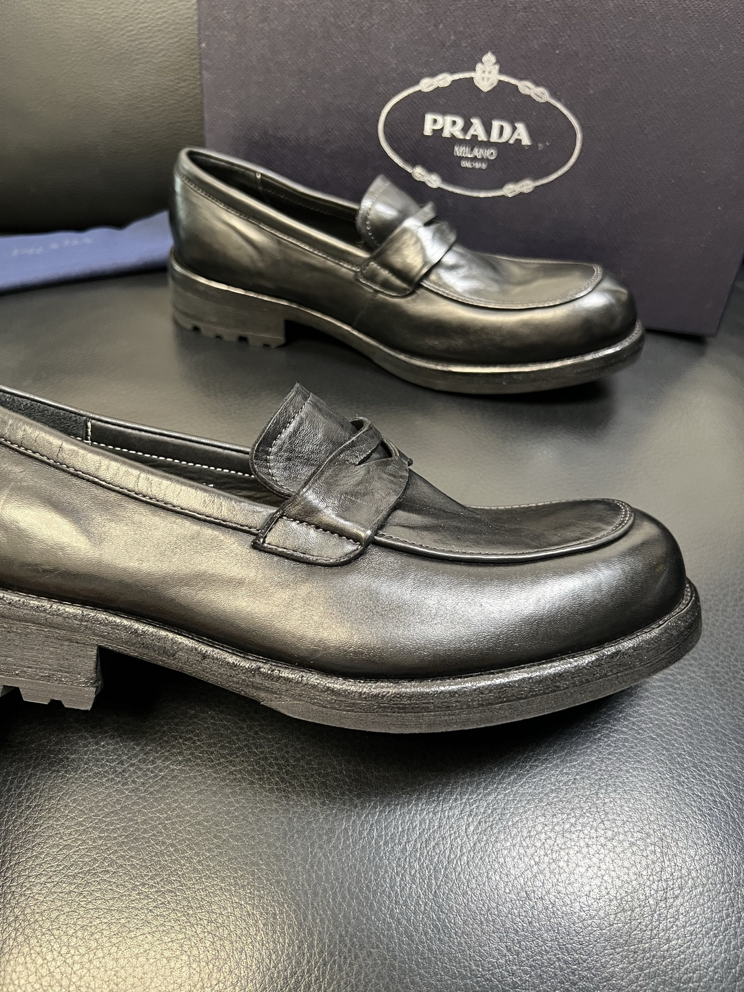 Prada 顶级工艺品，普拉达 专柜同步，原厂配置意大利进口水洗马皮面料，进口牛皮内里垫，透气舒适，鞋底