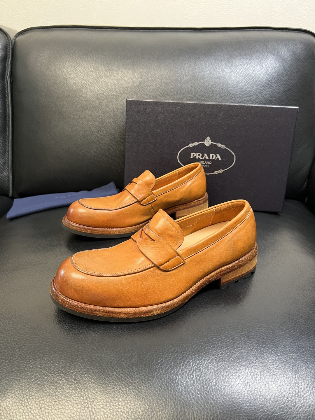 Prada 顶级工艺品，普拉达 专柜同步，原厂配置意大利进口水洗马皮面料，进口牛皮内里垫，透气舒适，鞋底