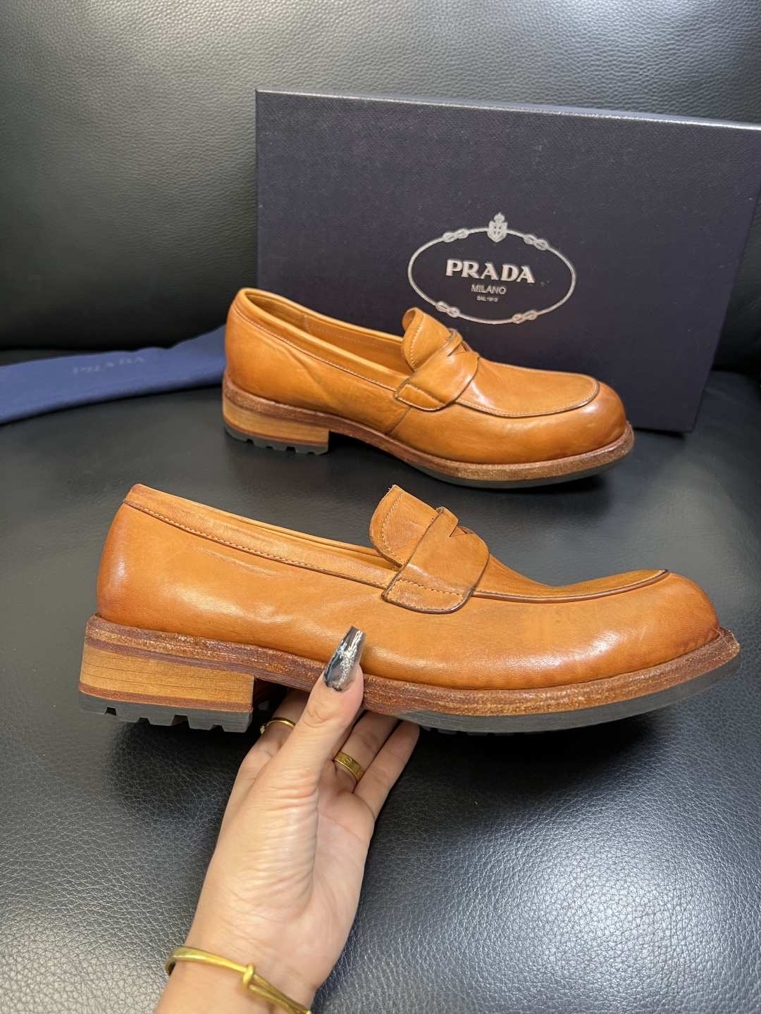 Prada 顶级工艺品，普拉达 专柜同步，原厂配置意大利进口水洗马皮面料，进口牛皮内里垫，透气舒适，鞋底