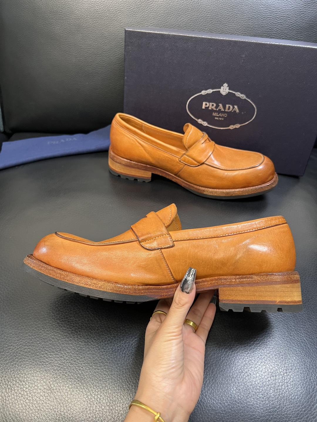 Prada 顶级工艺品，普拉达 专柜同步，原厂配置意大利进口水洗马皮面料，进口牛皮内里垫，透气舒适，鞋底