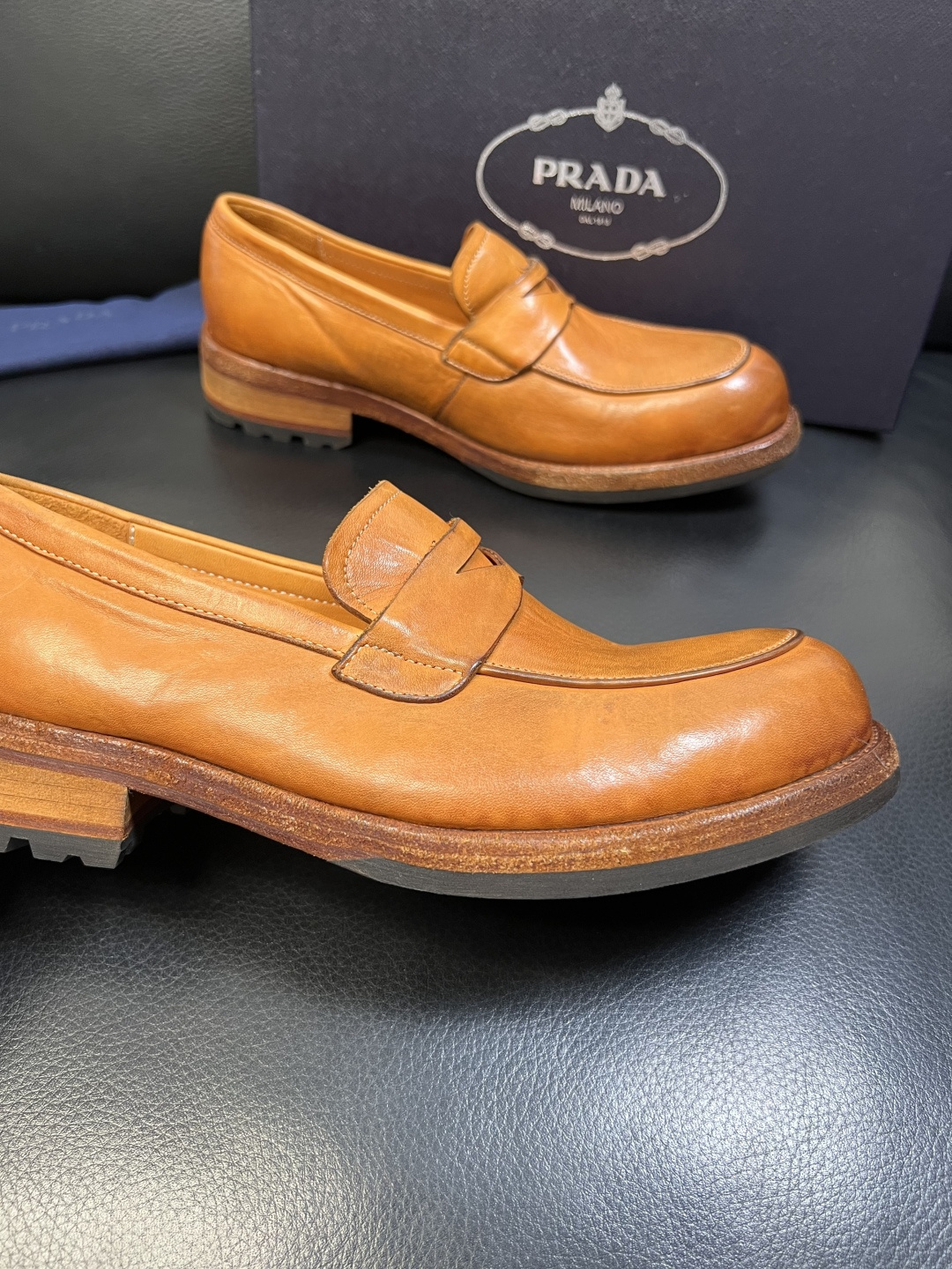 Prada 顶级工艺品，普拉达 专柜同步，原厂配置意大利进口水洗马皮面料，进口牛皮内里垫，透气舒适，鞋底