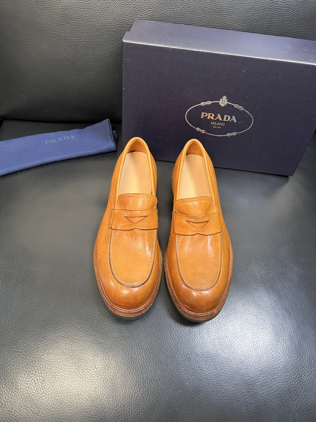 Prada 顶级工艺品，普拉达 专柜同步，原厂配置意大利进口水洗马皮面料，进口牛皮内里垫，透气舒适，鞋底