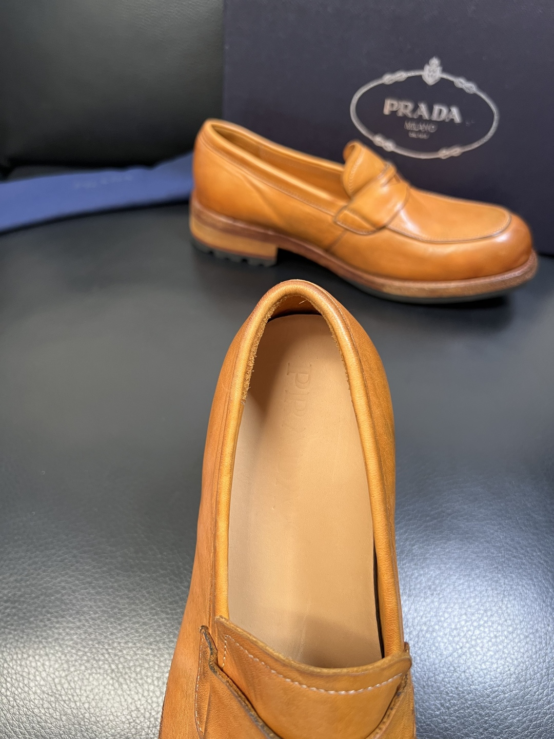 Prada 顶级工艺品，普拉达 专柜同步，原厂配置意大利进口水洗马皮面料，进口牛皮内里垫，透气舒适，鞋底