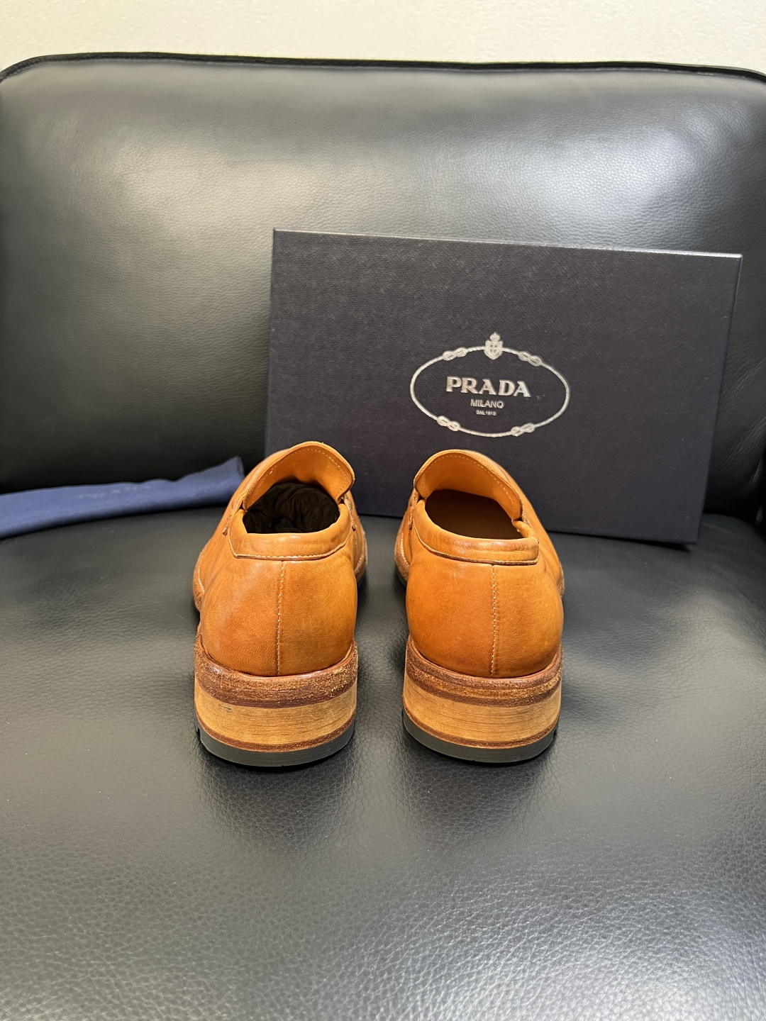 Prada 顶级工艺品，普拉达 专柜同步，原厂配置意大利进口水洗马皮面料，进口牛皮内里垫，透气舒适，鞋底