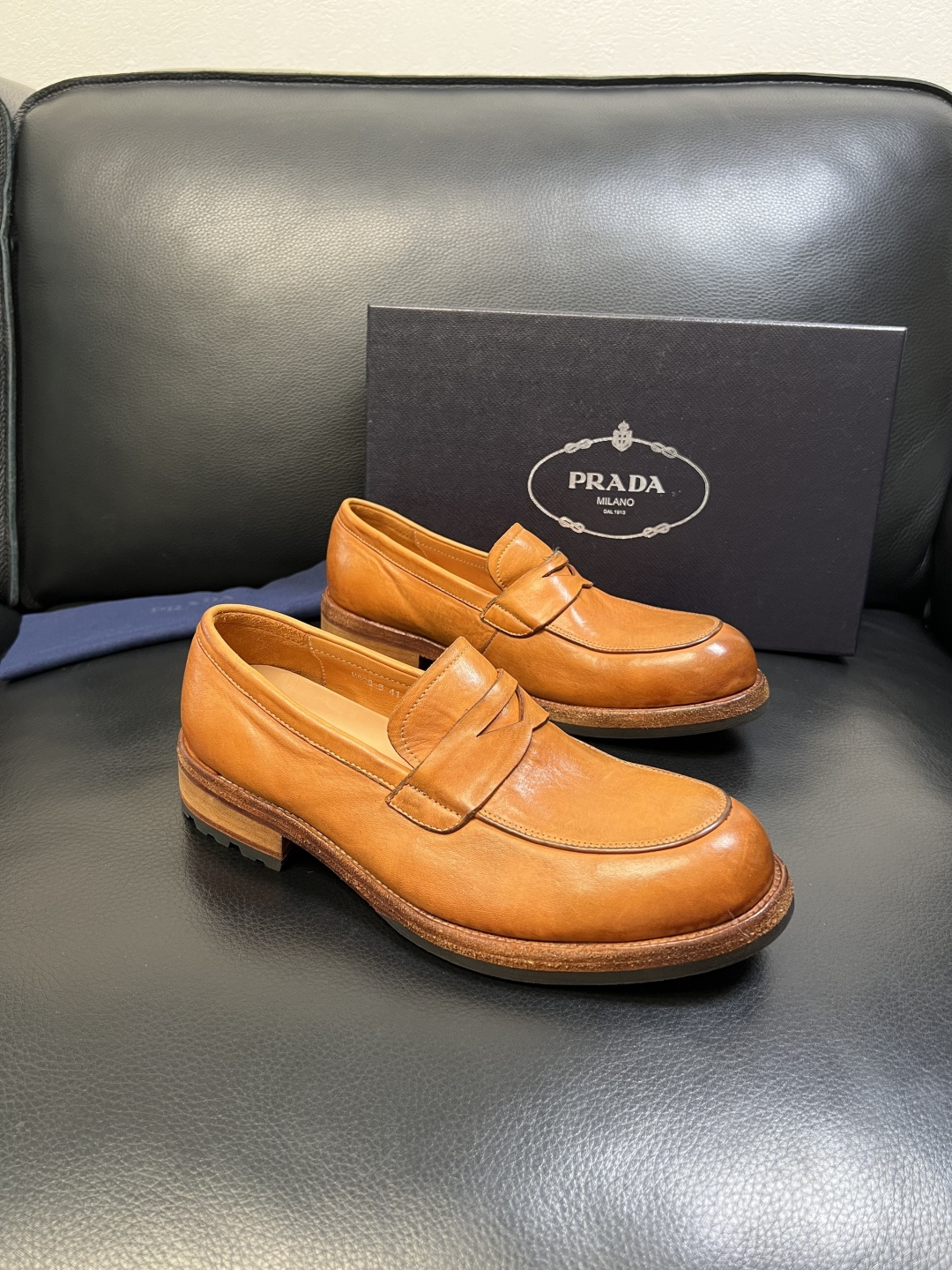 Prada 顶级工艺品，普拉达 专柜同步，原厂配置意大利进口水洗马皮面料，进口牛皮内里垫，透气舒适，鞋底