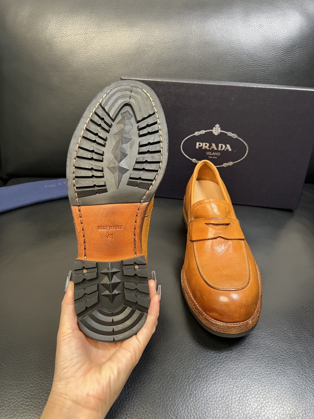 Prada 顶级工艺品，普拉达 专柜同步，原厂配置意大利进口水洗马皮面料，进口牛皮内里垫，透气舒适，鞋底