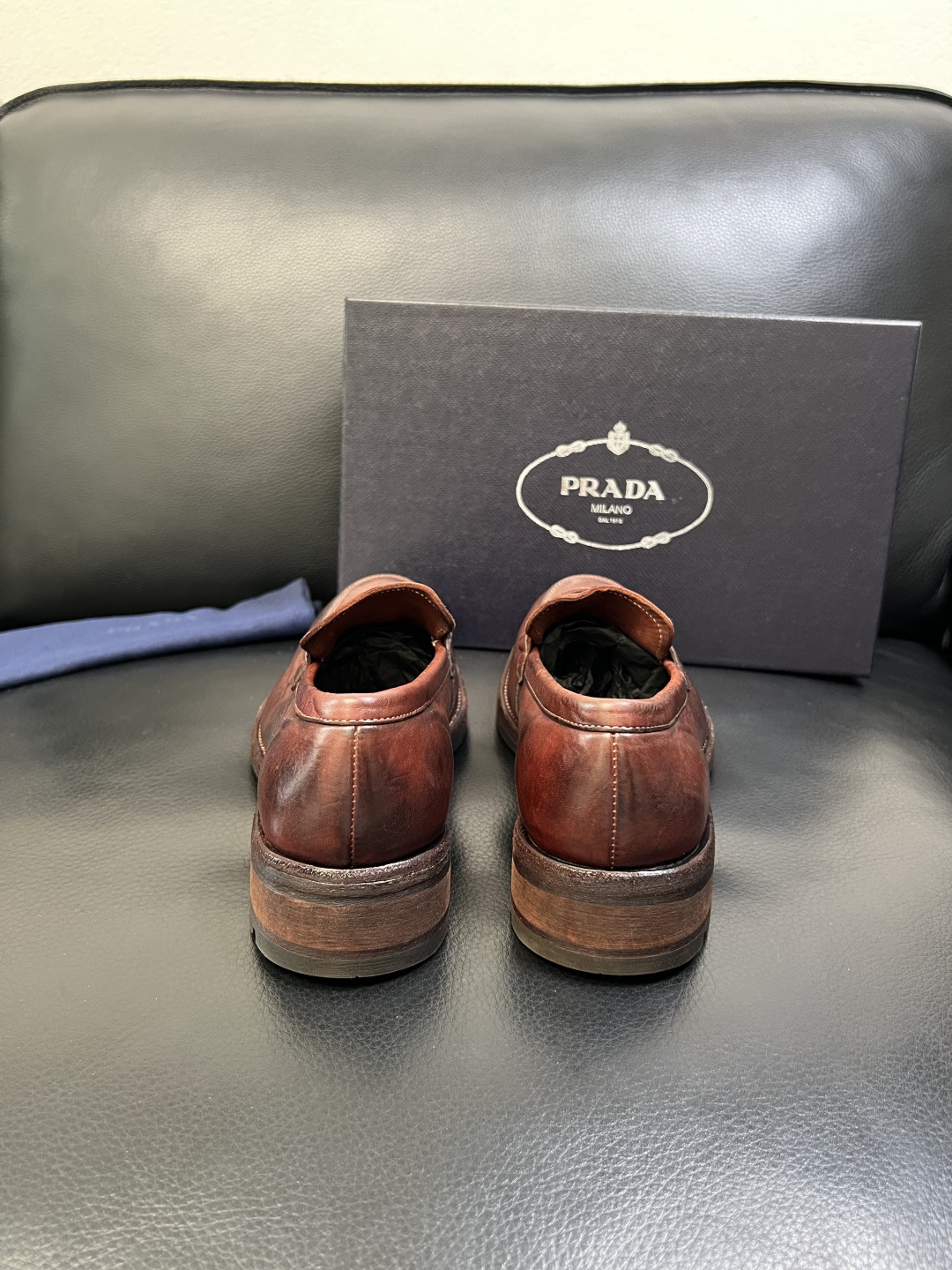 Prada 顶级工艺品，普拉达 专柜同步，原厂配置意大利进口水洗马皮面料，进口牛皮内里垫，透气舒适，鞋底