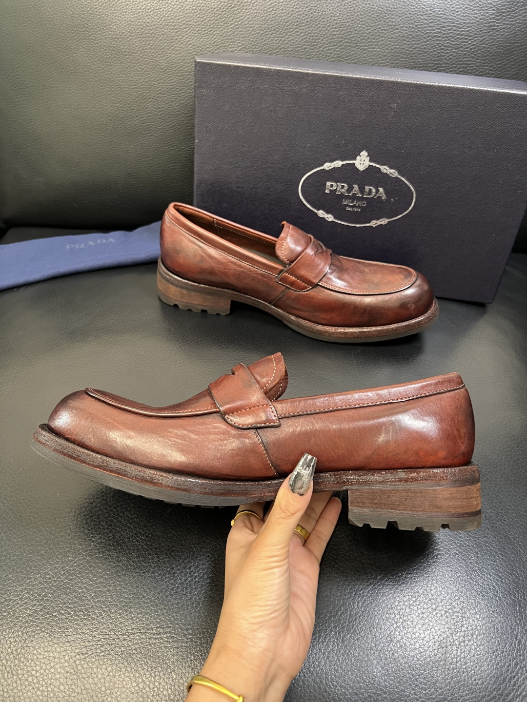 Prada 顶级工艺品，普拉达 专柜同步，原厂配置意大利进口水洗马皮面料，进口牛皮内里垫，透气舒适，鞋底