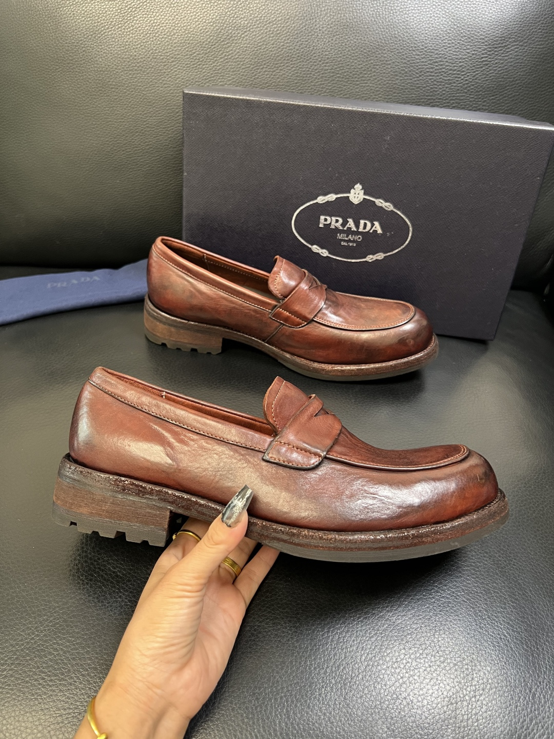 Prada 顶级工艺品，普拉达 专柜同步，原厂配置意大利进口水洗马皮面料，进口牛皮内里垫，透气舒适，鞋底