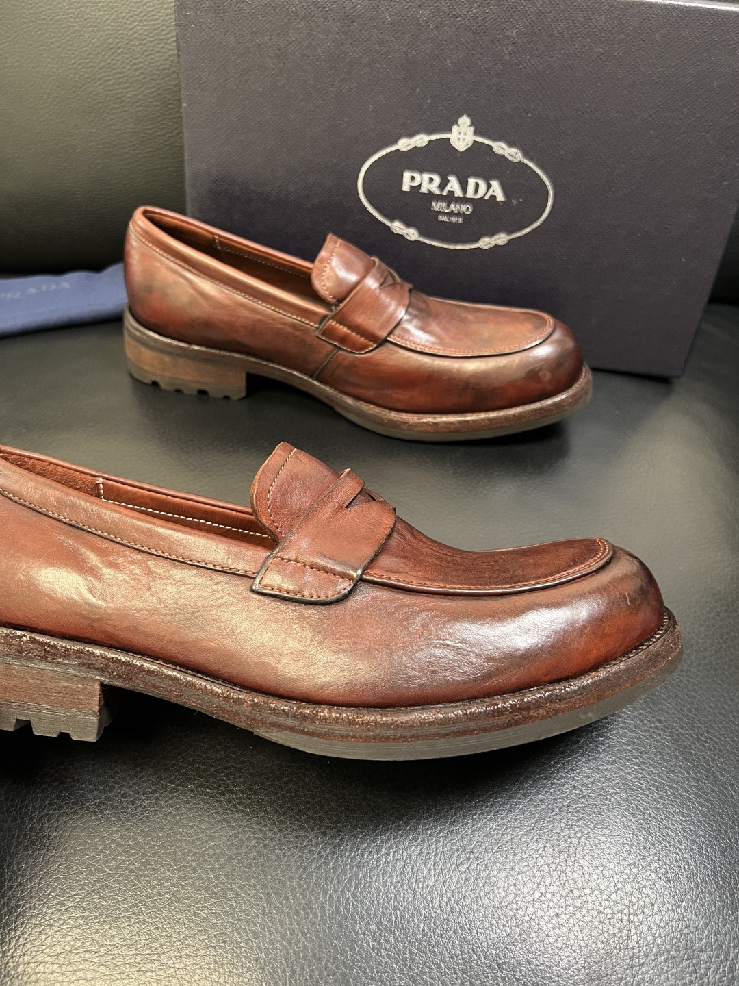 Prada 顶级工艺品，普拉达 专柜同步，原厂配置意大利进口水洗马皮面料，进口牛皮内里垫，透气舒适，鞋底