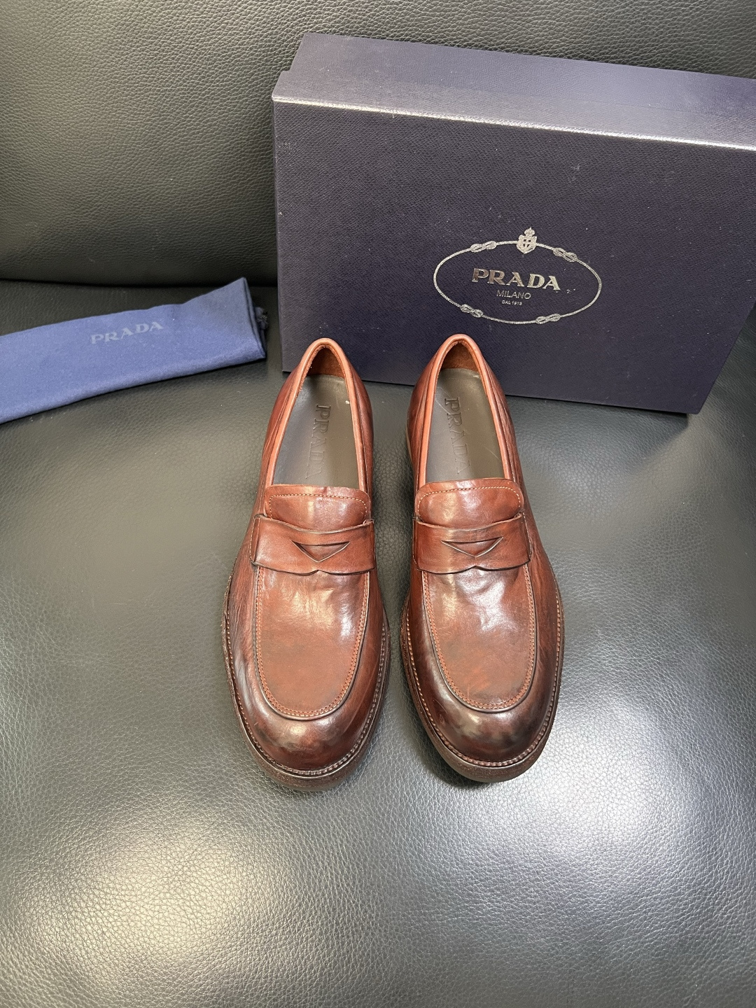 Prada 顶级工艺品，普拉达 专柜同步，原厂配置意大利进口水洗马皮面料，进口牛皮内里垫，透气舒适，鞋底