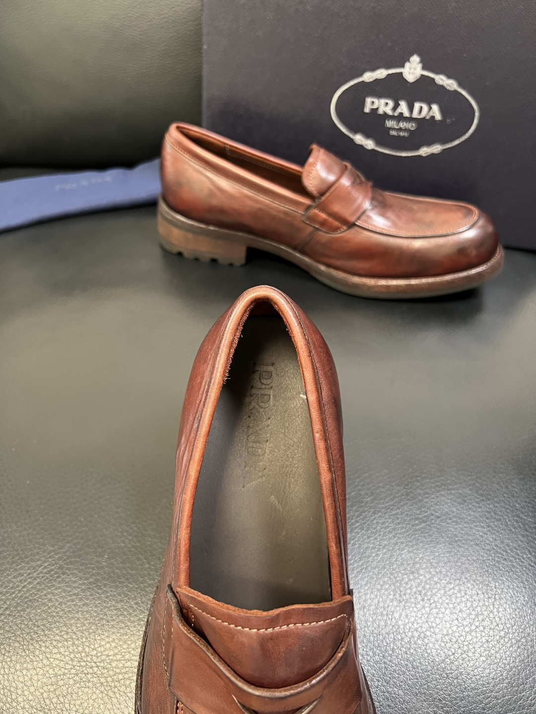 Prada 顶级工艺品，普拉达 专柜同步，原厂配置意大利进口水洗马皮面料，进口牛皮内里垫，透气舒适，鞋底