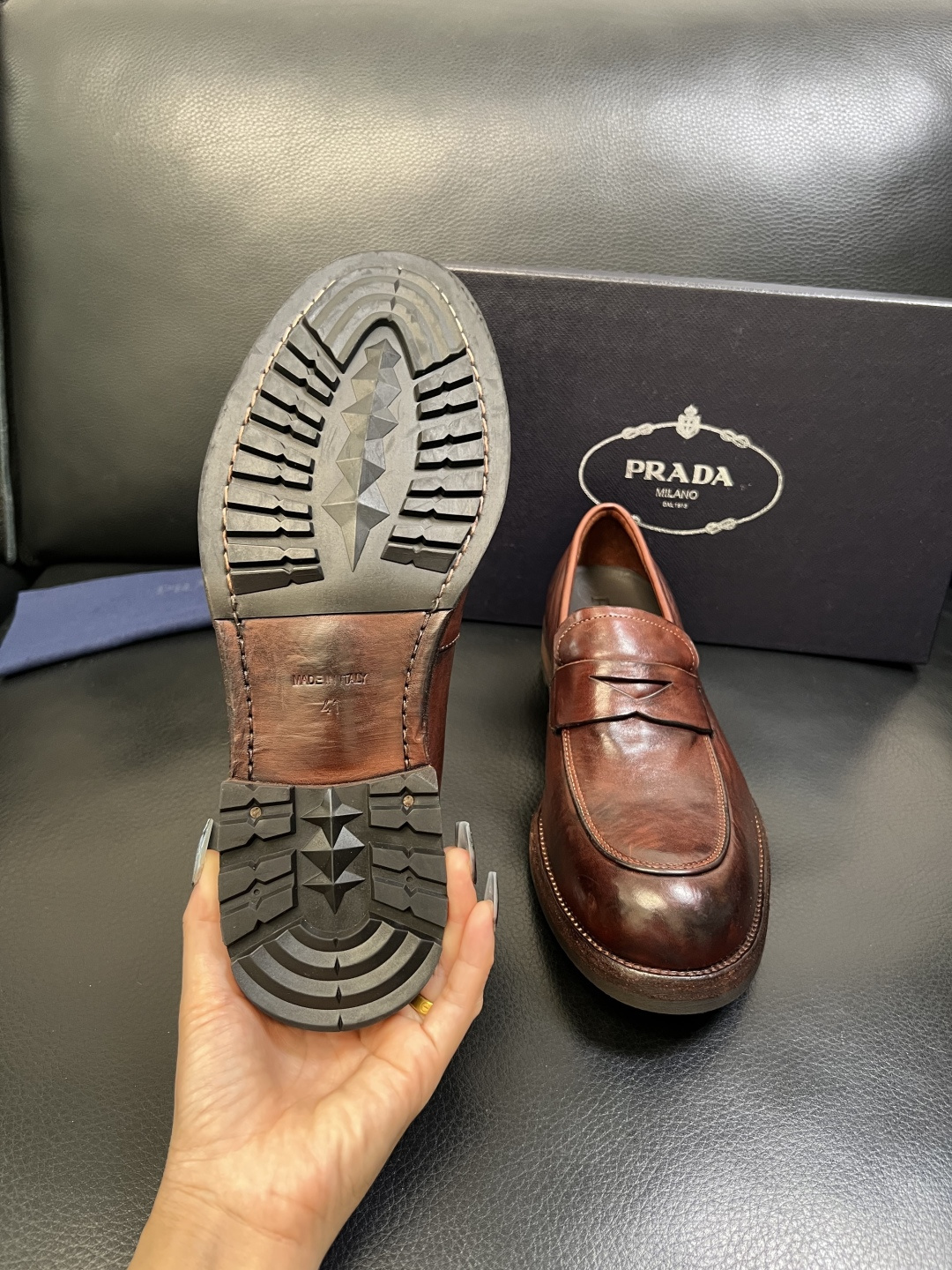 Prada 顶级工艺品，普拉达 专柜同步，原厂配置意大利进口水洗马皮面料，进口牛皮内里垫，透气舒适，鞋底