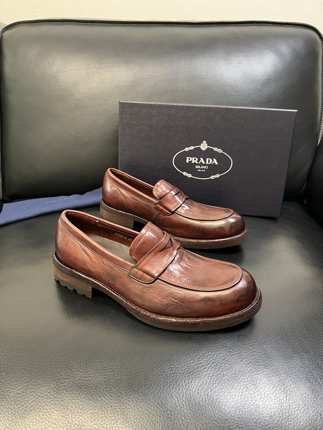 Prada 顶级工艺品，普拉达 专柜同步，原厂配置意大利进口水洗马皮面料，进口牛皮内里垫，透气舒适，鞋底