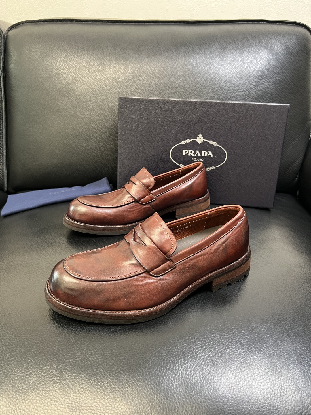 Prada 顶级工艺品，普拉达 专柜同步，原厂配置意大利进口水洗马皮面料，进口牛皮内里垫，透气舒适，鞋底