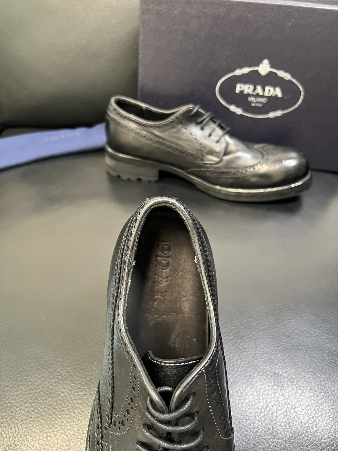 Prada 顶级工艺品，普拉达 专柜同步，原厂配置意大利进口水洗马皮面料，进口牛皮内里垫，透气舒适，鞋底