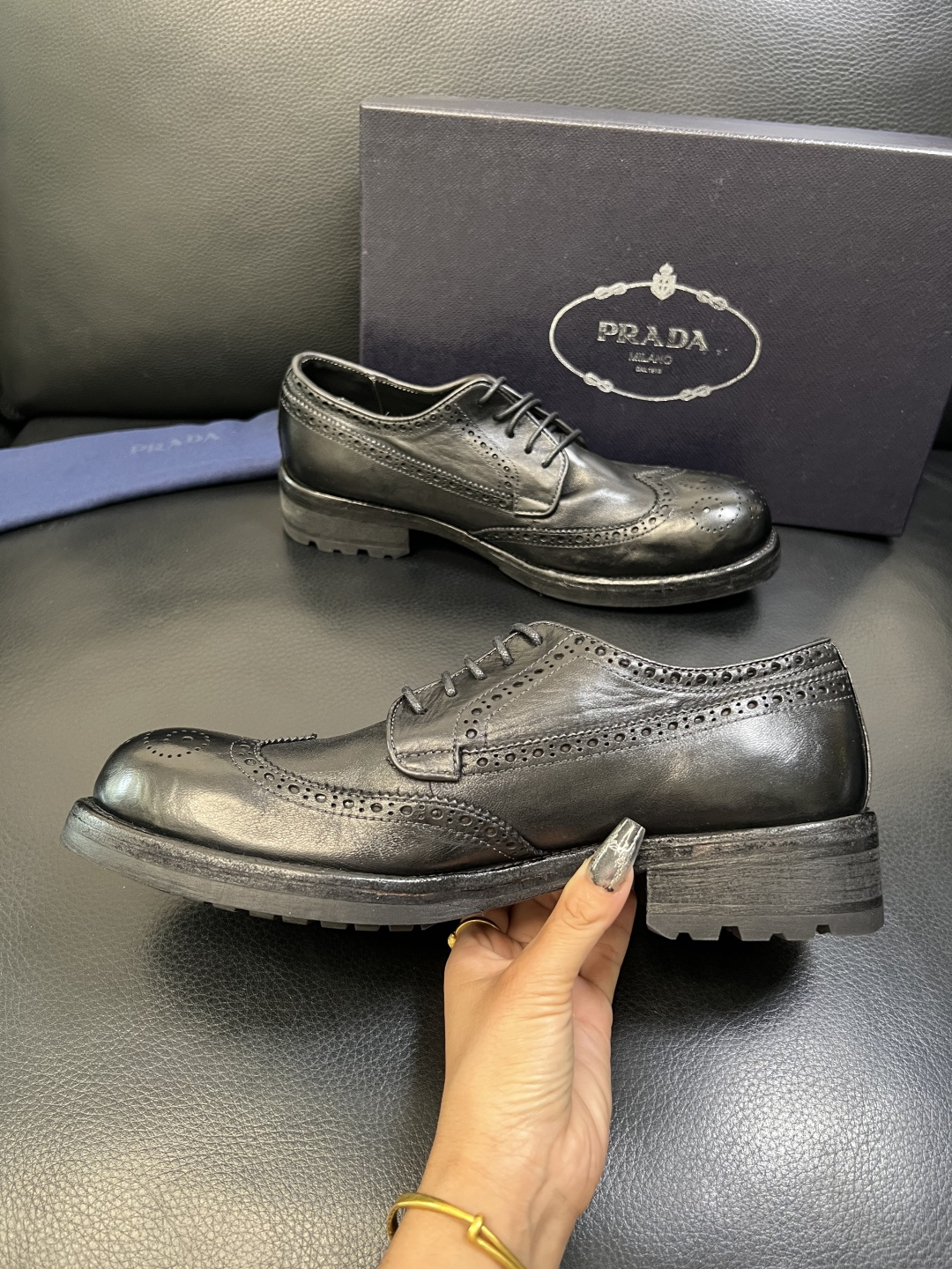 Prada 顶级工艺品，普拉达 专柜同步，原厂配置意大利进口水洗马皮面料，进口牛皮内里垫，透气舒适，鞋底