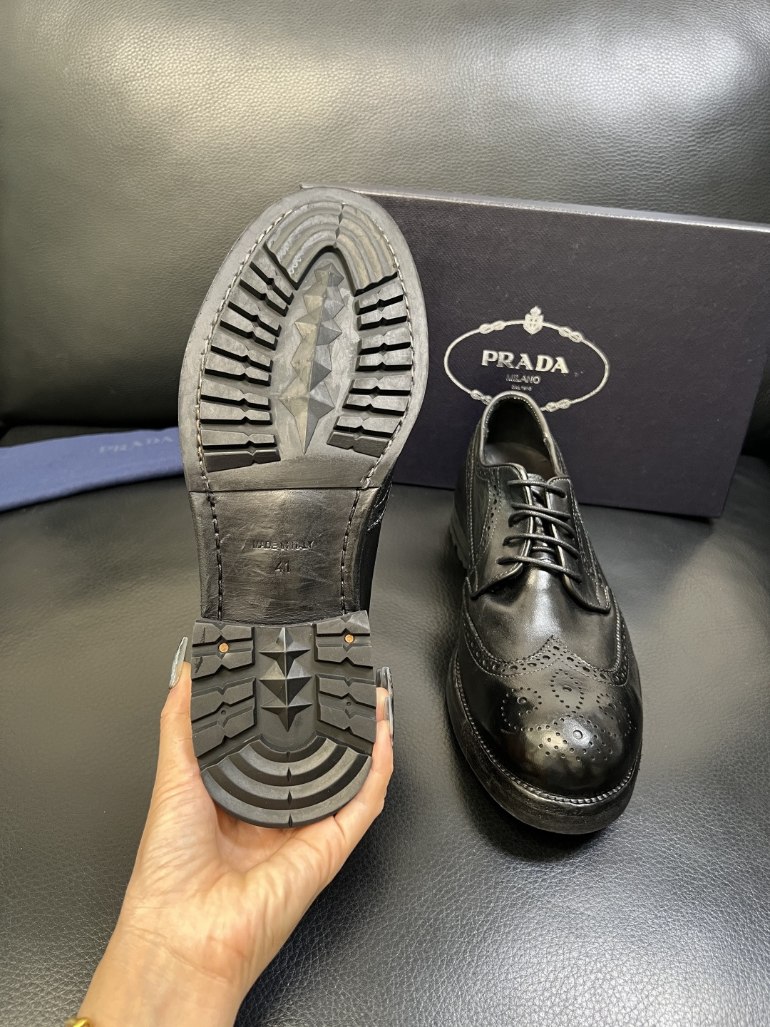 Prada 顶级工艺品，普拉达 专柜同步，原厂配置意大利进口水洗马皮面料，进口牛皮内里垫，透气舒适，鞋底