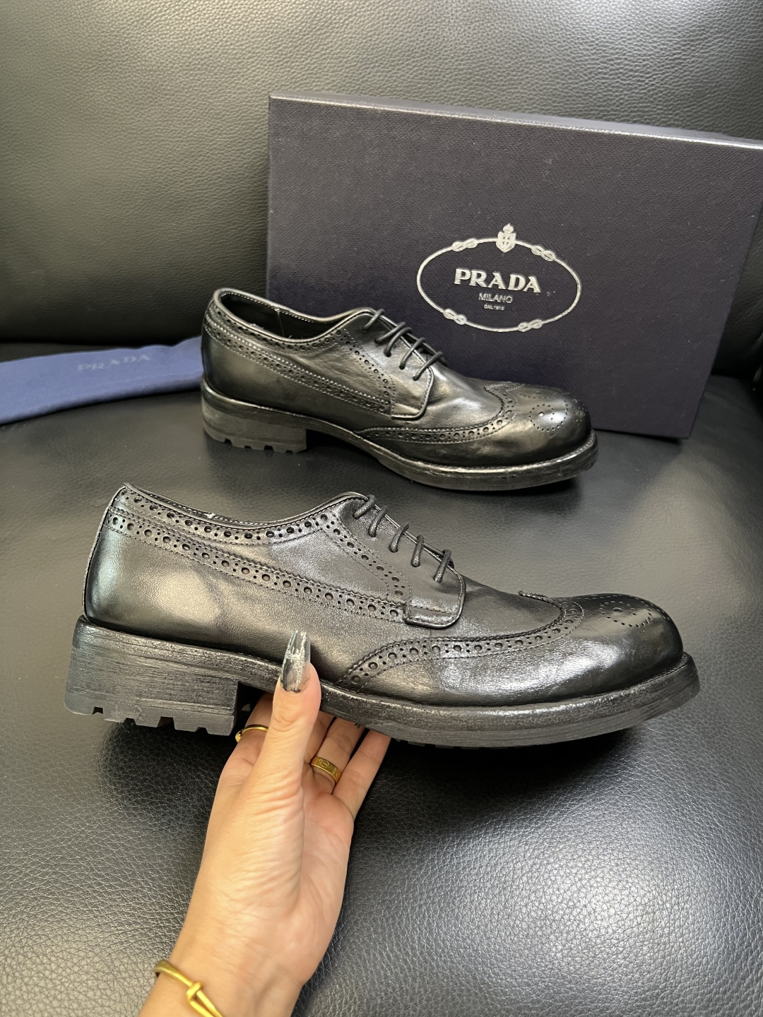 Prada 顶级工艺品，普拉达 专柜同步，原厂配置意大利进口水洗马皮面料，进口牛皮内里垫，透气舒适，鞋底