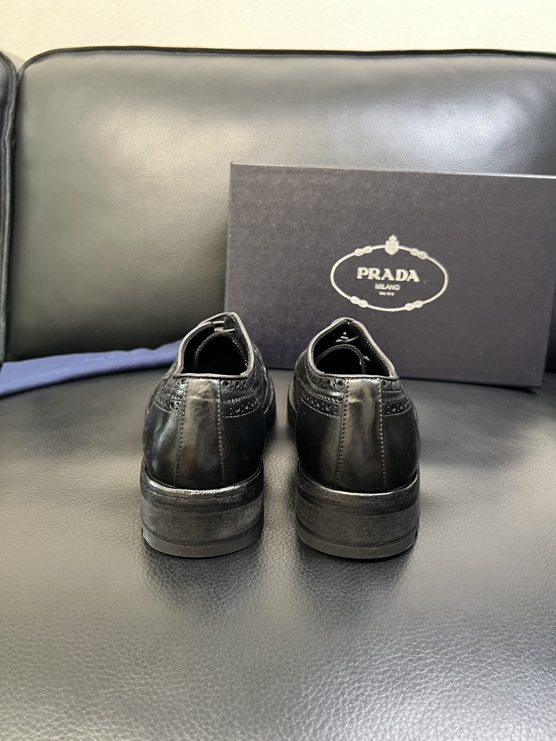 Prada 顶级工艺品，普拉达 专柜同步，原厂配置意大利进口水洗马皮面料，进口牛皮内里垫，透气舒适，鞋底