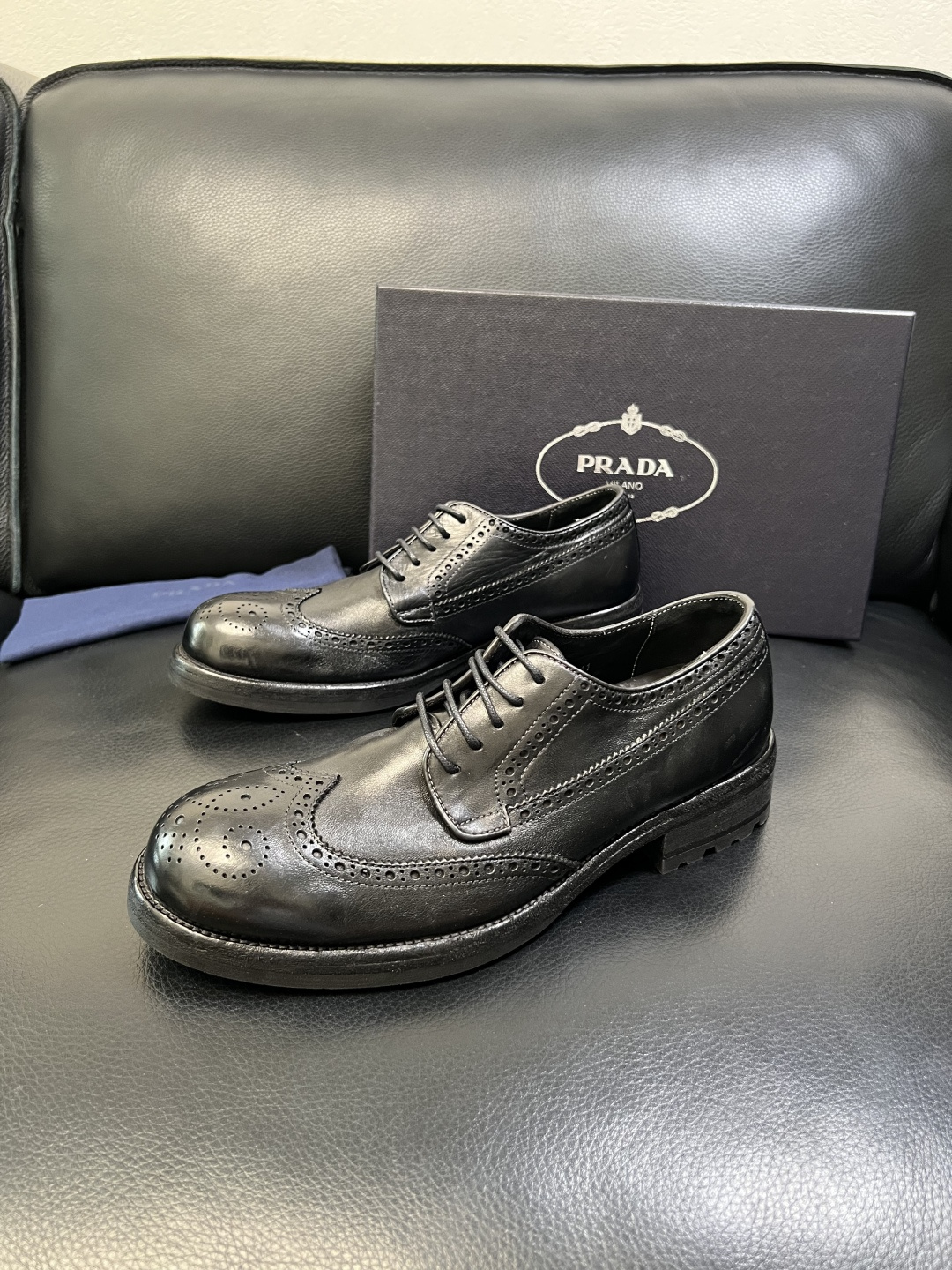 Prada 顶级工艺品，普拉达 专柜同步，原厂配置意大利进口水洗马皮面料，进口牛皮内里垫，透气舒适，鞋底