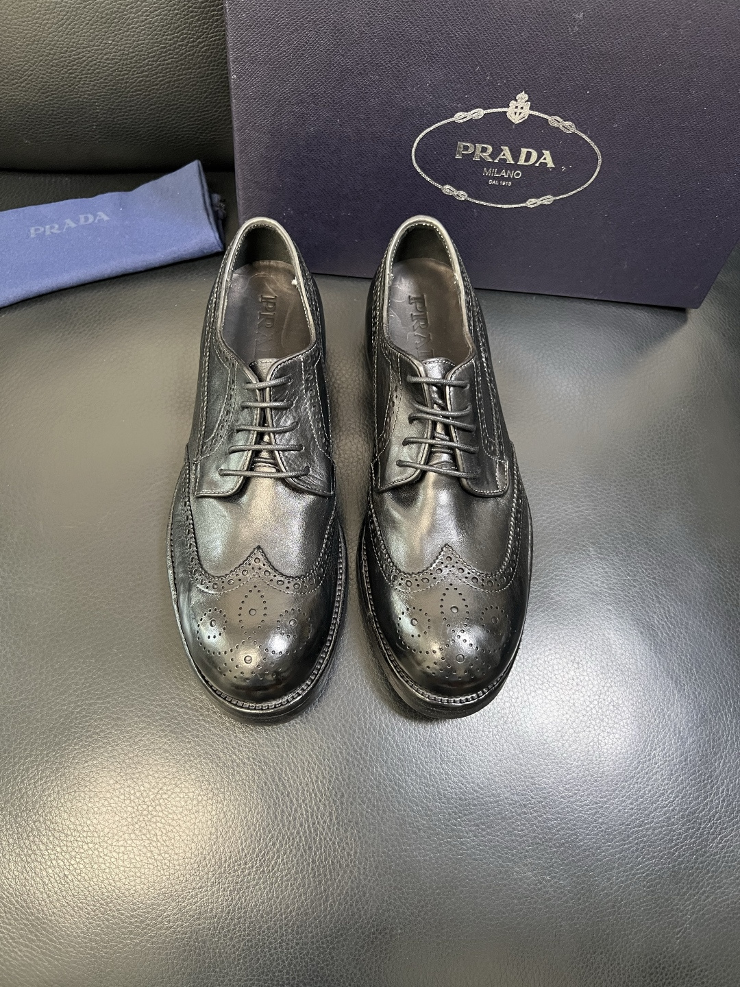 Prada 顶级工艺品，普拉达 专柜同步，原厂配置意大利进口水洗马皮面料，进口牛皮内里垫，透气舒适，鞋底