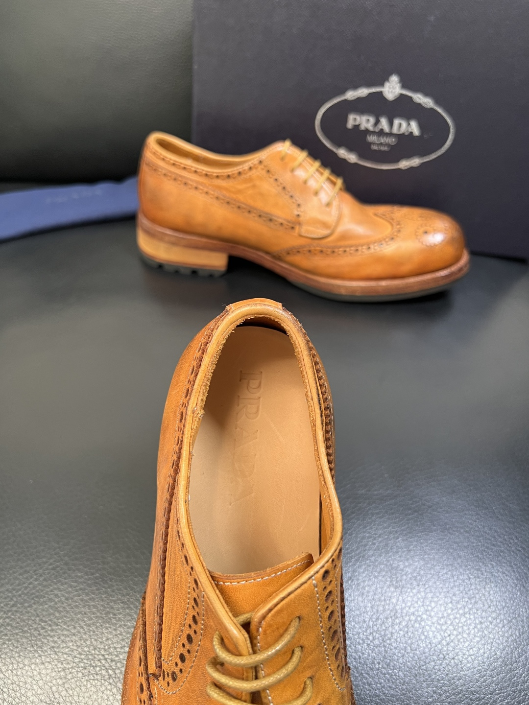 Prada 顶级工艺品，普拉达 专柜同步，原厂配置意大利进口水洗马皮面料，进口牛皮内里垫，透气舒适，鞋底