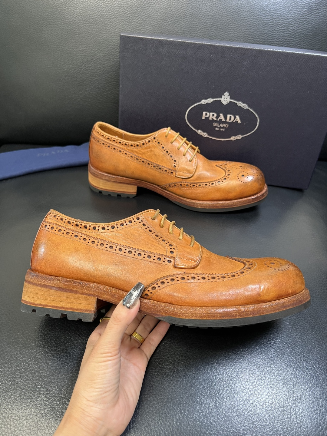 Prada 顶级工艺品，普拉达 专柜同步，原厂配置意大利进口水洗马皮面料，进口牛皮内里垫，透气舒适，鞋底