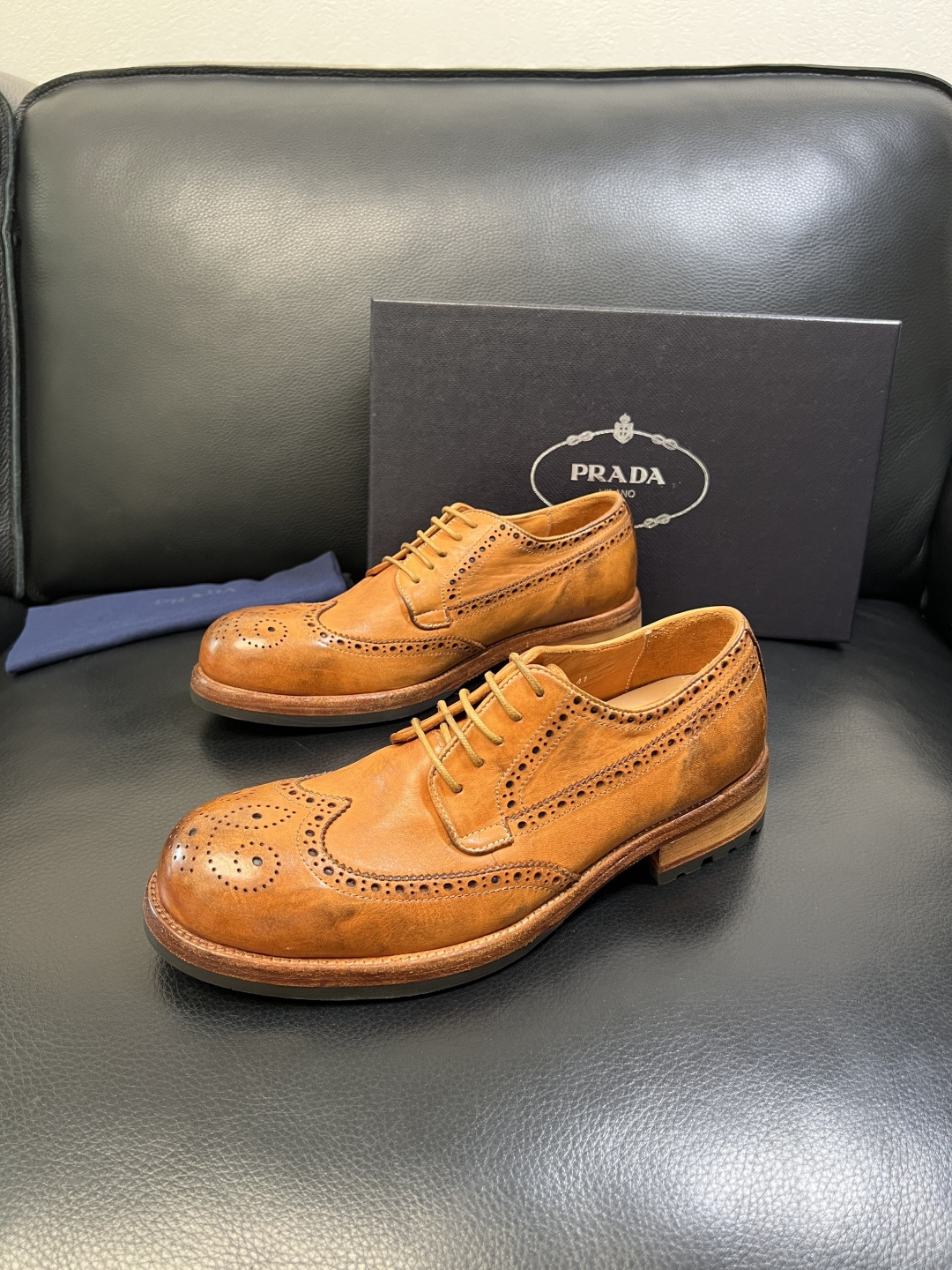 Prada 顶级工艺品，普拉达 专柜同步，原厂配置意大利进口水洗马皮面料，进口牛皮内里垫，透气舒适，鞋底