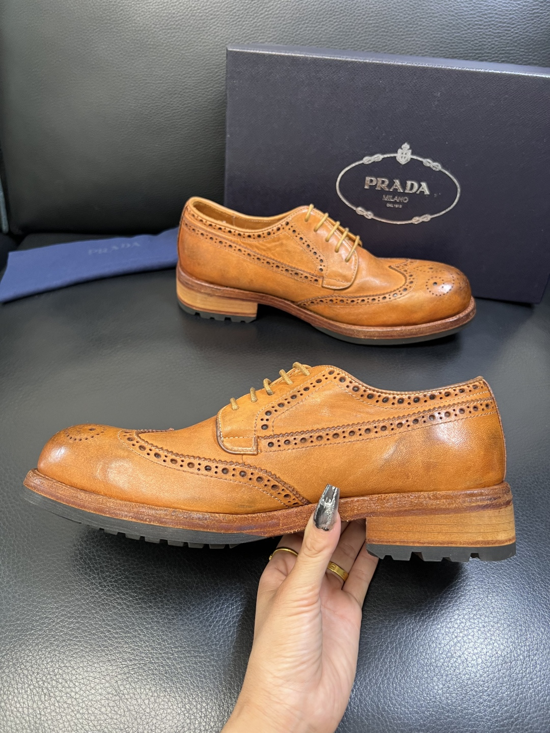 Prada 顶级工艺品，普拉达 专柜同步，原厂配置意大利进口水洗马皮面料，进口牛皮内里垫，透气舒适，鞋底