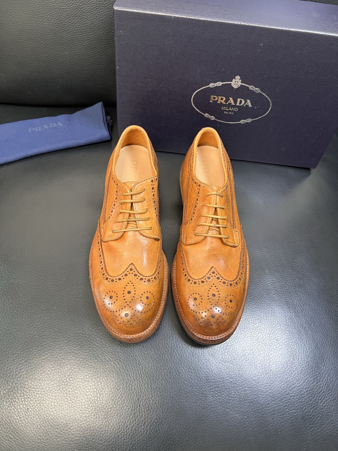 Prada 顶级工艺品，普拉达 专柜同步，原厂配置意大利进口水洗马皮面料，进口牛皮内里垫，透气舒适，鞋底