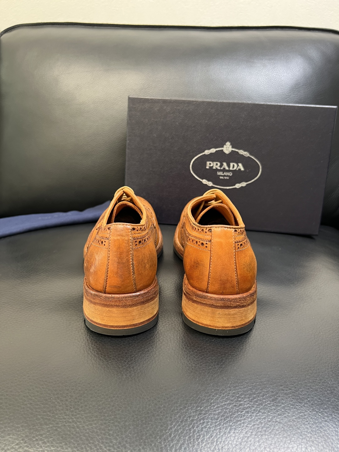 Prada 顶级工艺品，普拉达 专柜同步，原厂配置意大利进口水洗马皮面料，进口牛皮内里垫，透气舒适，鞋底