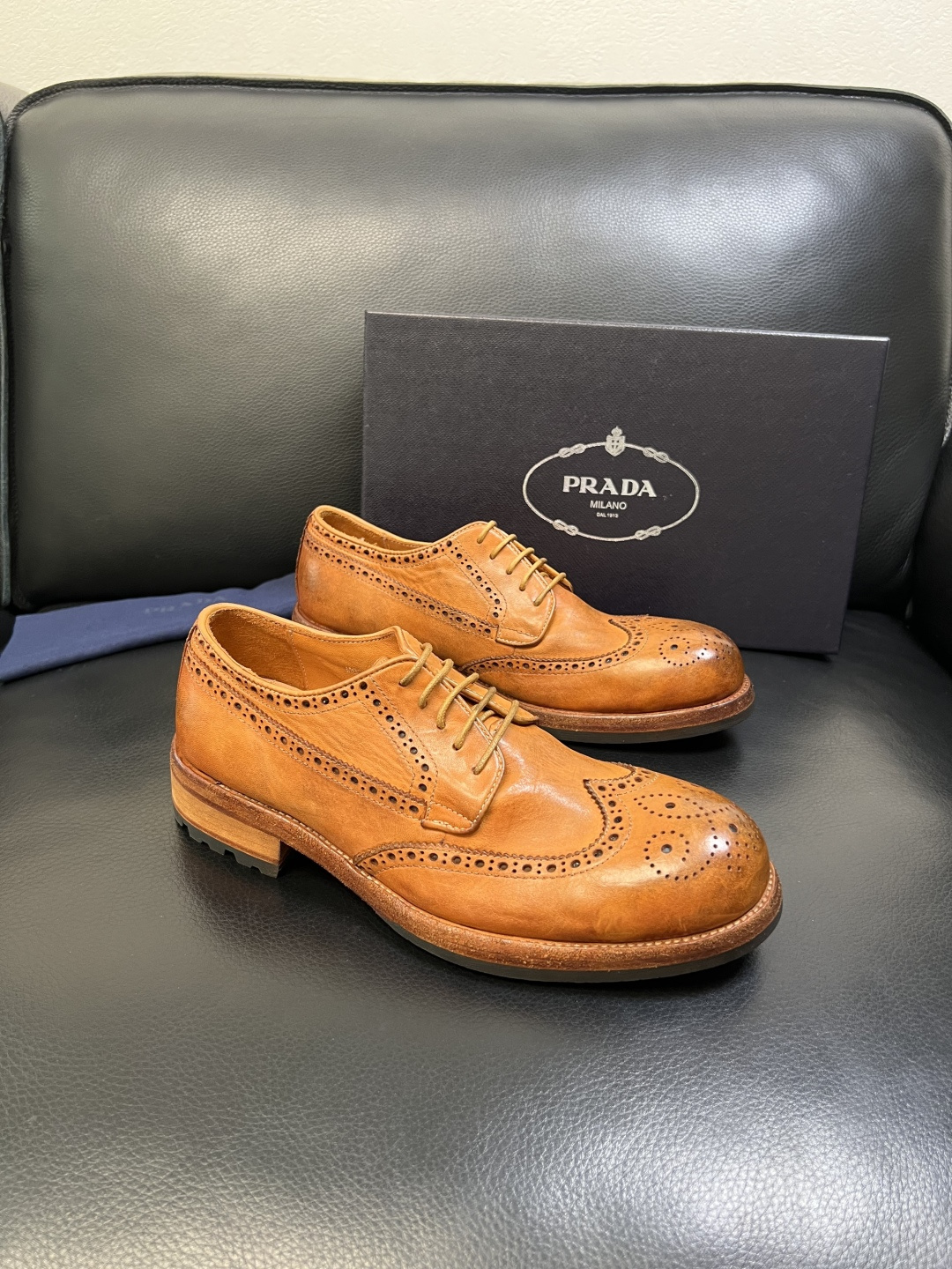 Prada 顶级工艺品，普拉达 专柜同步，原厂配置意大利进口水洗马皮面料，进口牛皮内里垫，透气舒适，鞋底