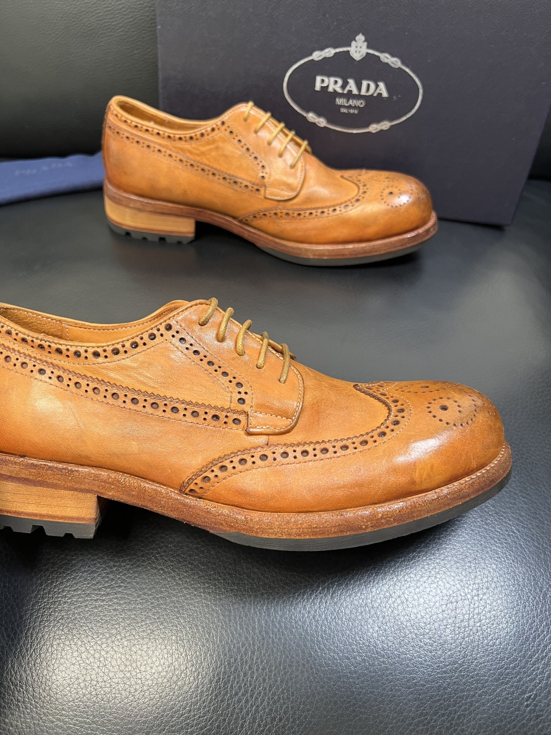 Prada 顶级工艺品，普拉达 专柜同步，原厂配置意大利进口水洗马皮面料，进口牛皮内里垫，透气舒适，鞋底