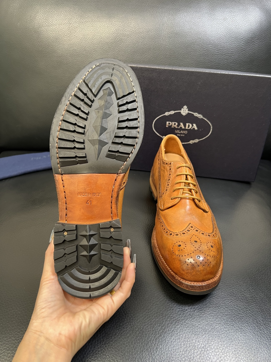 Prada 顶级工艺品，普拉达 专柜同步，原厂配置意大利进口水洗马皮面料，进口牛皮内里垫，透气舒适，鞋底