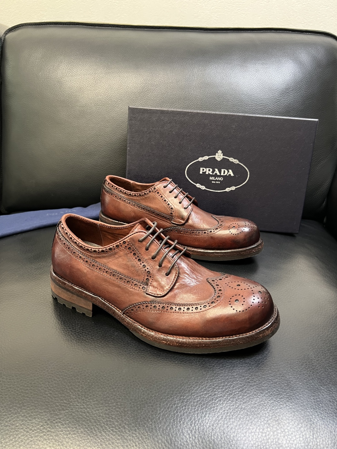 Prada 顶级工艺品，普拉达 专柜同步，原厂配置意大利进口水洗马皮面料，进口牛皮内里垫，透气舒适，鞋底