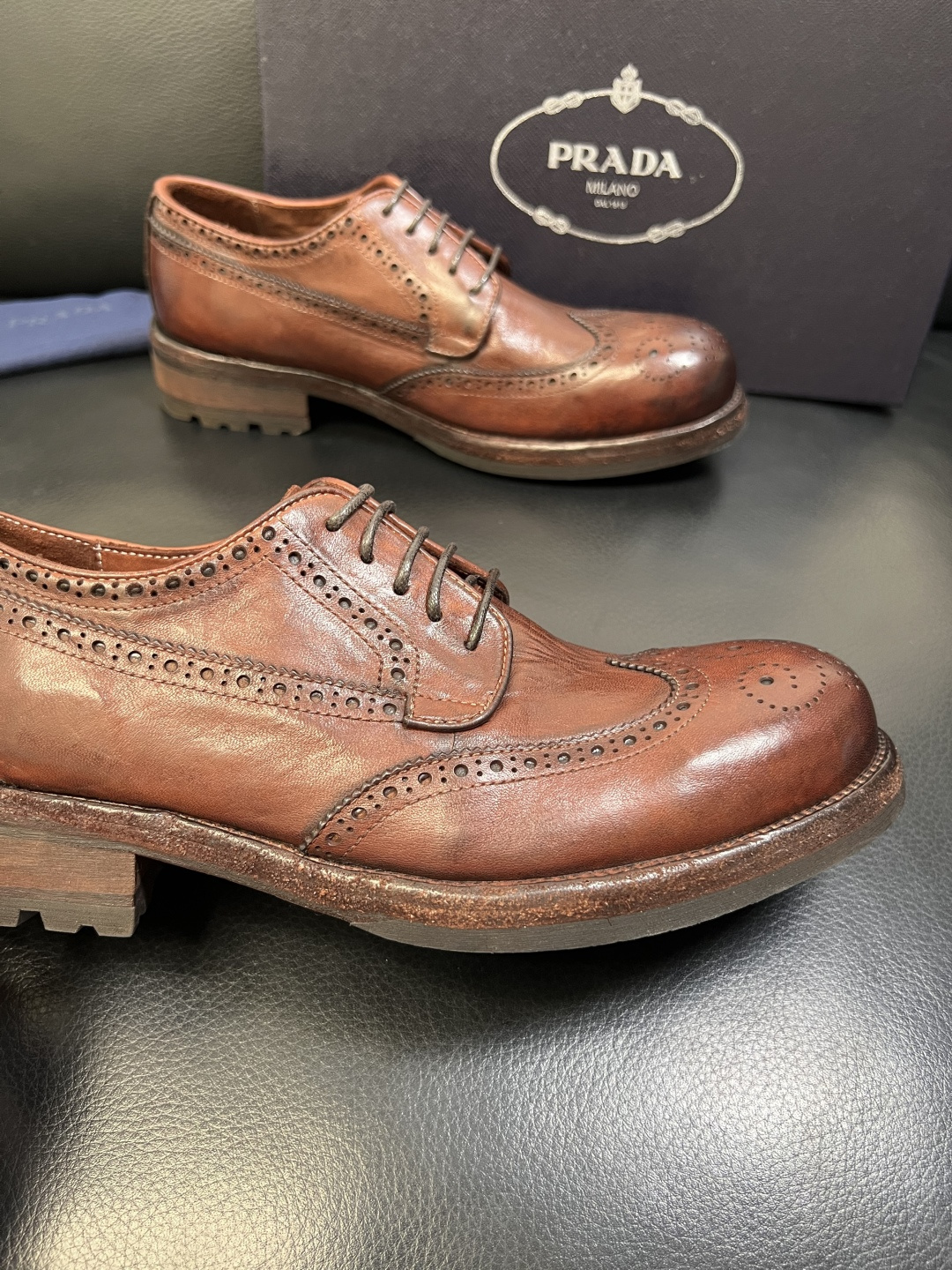 Prada 顶级工艺品，普拉达 专柜同步，原厂配置意大利进口水洗马皮面料，进口牛皮内里垫，透气舒适，鞋底