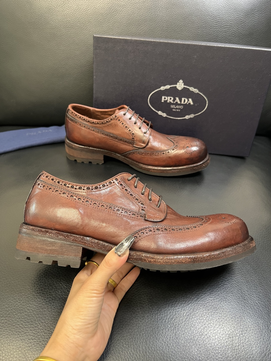 Prada 顶级工艺品，普拉达 专柜同步，原厂配置意大利进口水洗马皮面料，进口牛皮内里垫，透气舒适，鞋底