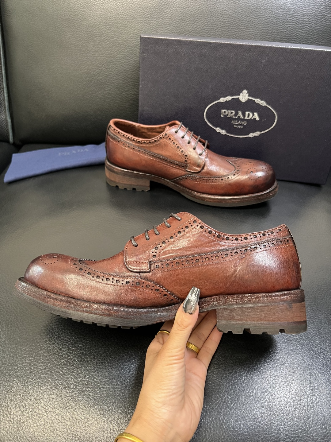 Prada 顶级工艺品，普拉达 专柜同步，原厂配置意大利进口水洗马皮面料，进口牛皮内里垫，透气舒适，鞋底