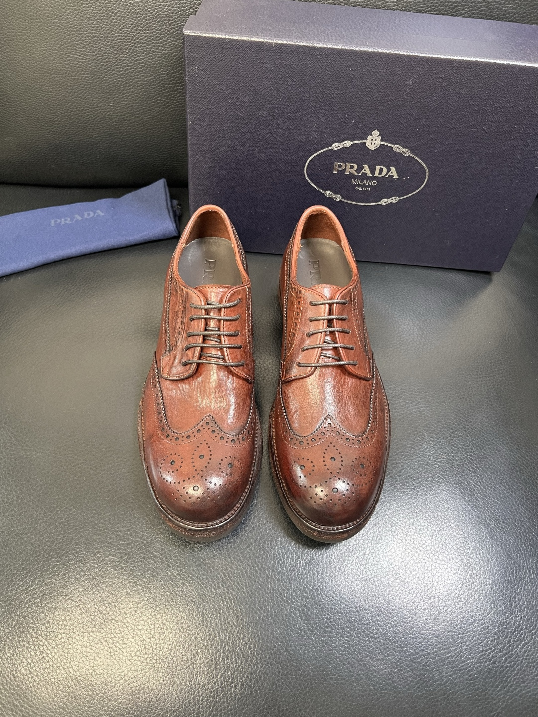 Prada 顶级工艺品，普拉达 专柜同步，原厂配置意大利进口水洗马皮面料，进口牛皮内里垫，透气舒适，鞋底