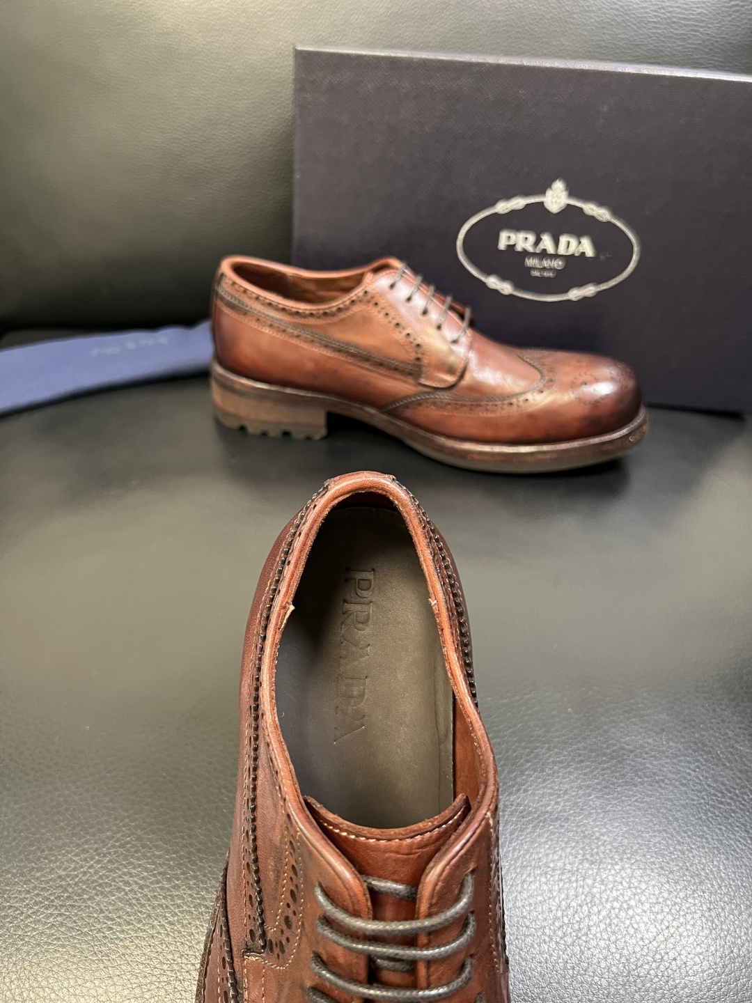 Prada 顶级工艺品，普拉达 专柜同步，原厂配置意大利进口水洗马皮面料，进口牛皮内里垫，透气舒适，鞋底