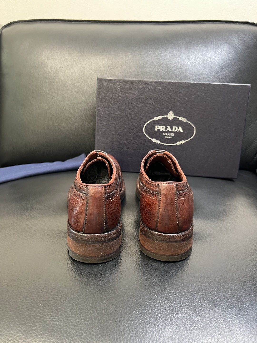 Prada 顶级工艺品，普拉达 专柜同步，原厂配置意大利进口水洗马皮面料，进口牛皮内里垫，透气舒适，鞋底