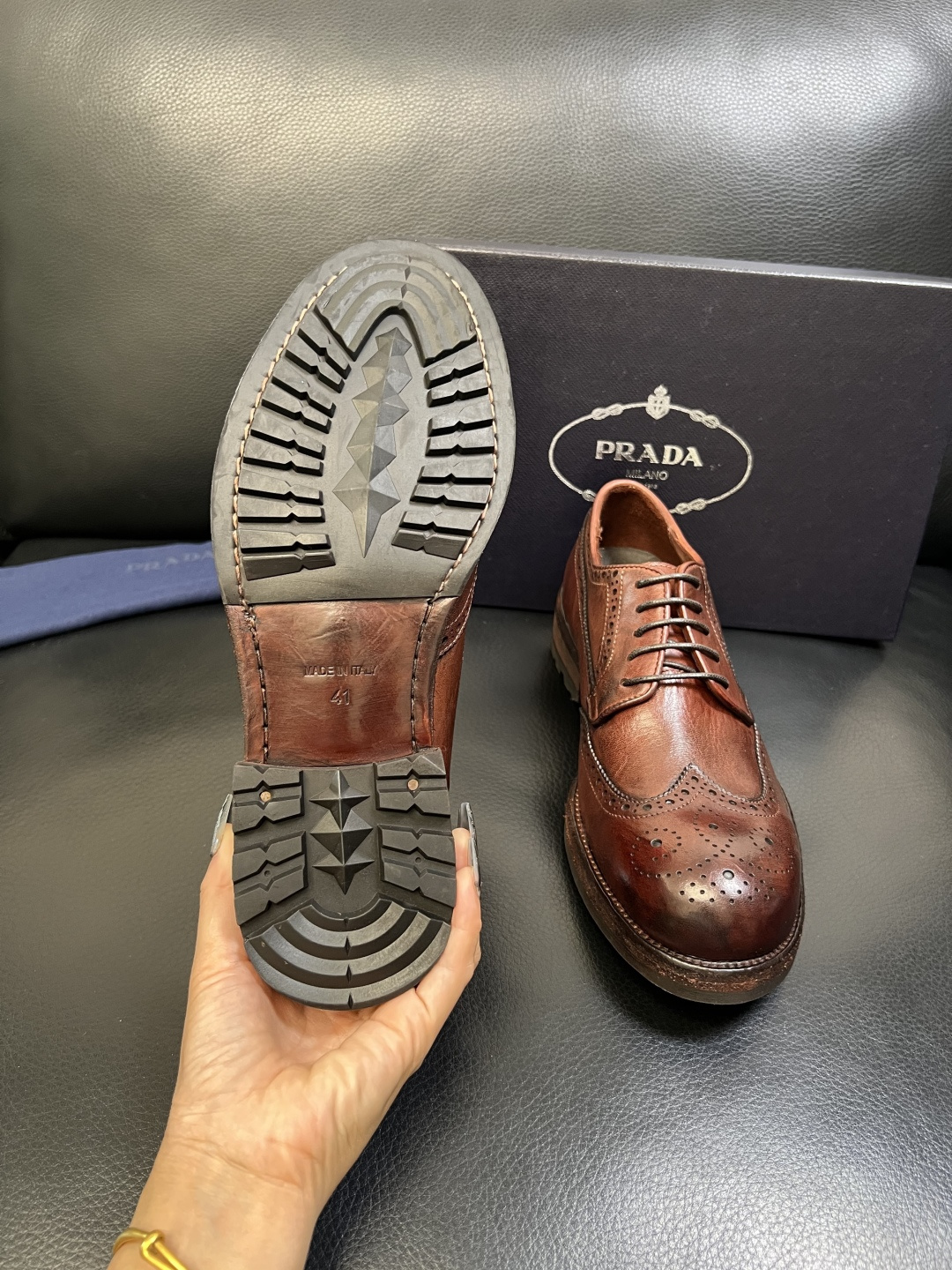 Prada 顶级工艺品，普拉达 专柜同步，原厂配置意大利进口水洗马皮面料，进口牛皮内里垫，透气舒适，鞋底