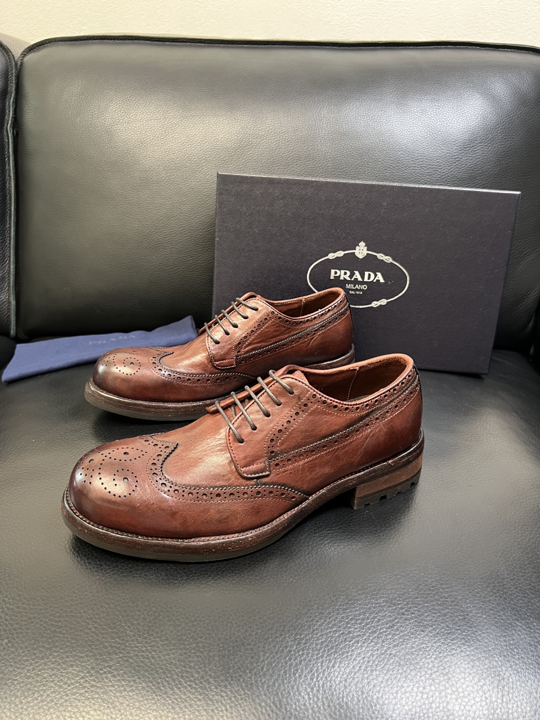 Prada 顶级工艺品，普拉达 专柜同步，原厂配置意大利进口水洗马皮面料，进口牛皮内里垫，透气舒适，鞋底